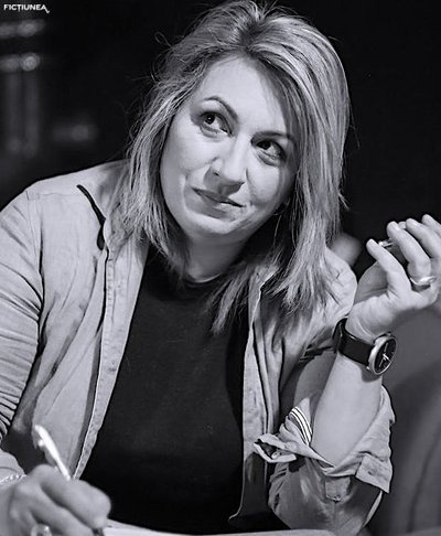 Iulia PANĂ - Electric trece timpul prin trupul ei subțire